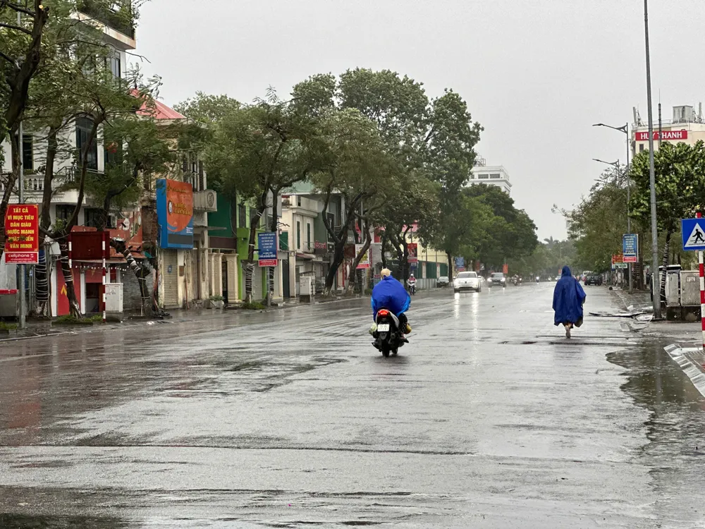 Đường Tô Hiệu, Lạch Tray lúc 8 giờ sáng 7-9. Ảnh: NGỌC SƠN