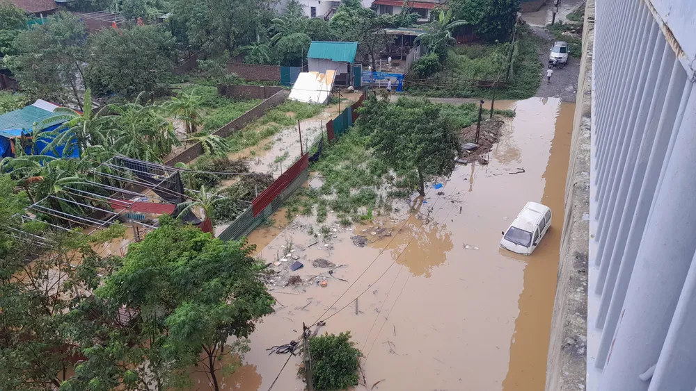 Mực nước ở dọc hai bờ sông Hồng, đoạn qua cầu Thăng Long sáng 10-9, nước sông dâng cao đáng kể, nước đã bắt đầu xâm thực lên cao cả mét. Ảnh: PHI HÙNG Cập nhật: 103 người chết, mất tích do bão số 3