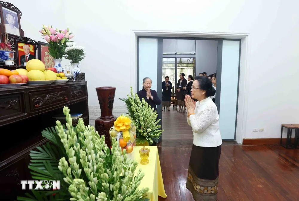 Bà Naly Sisoulith, Phu nhân Tổng Bí thư, Chủ tịch nước Lào Thongloun Sisoulith thắp hương tưởng nhớ cố Tổng Bí thư Nguyễn Phú Trọng. Ảnh: TTXVN phu-nhan-naly-sisoulith-tham-phu-nhan-co-tong-bi-thu-nguyen-phu-trong (3).jpg