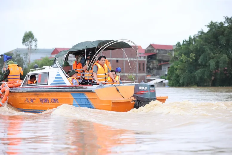 Thủ tướng Phạm Minh Chính thị sát, kiểm tra công tác ứng phó thiên tai tại xã bị cô lập của Bắc Giang. Ảnh: NHẬT BẮC Thủ tướng phạm minh chính về xã bị cô lập của Bắc Giang, kiểm tra công tác ứng phó mưa lũ