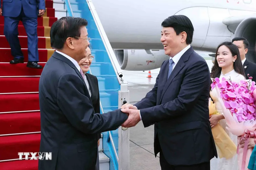 Ủy viên Bộ Chính trị, Thường trực Ban Bí thư Lương Cường đón Tổng Bí thư, Chủ tịch nước Lào Thongloun Sisoulith cùng Phu nhân tại sân bay quốc tế Nội Bài. Ảnh: TTXVN tong-bi-thu-chu-tich-nuoc-lao-tham-viet-nam (1).jpg