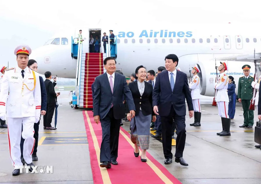 Tổng Bí thư, Chủ tịch nước Lào Thongloun Sisoulith và Phu nhân đã đến Hà Nội, bắt đầu thăm cấp Nhà nước đến Việt Nam. Ảnh: TTXVN tong-bi-thu-chu-tich-nuoc-lao-tham-viet-nam (2).jpg