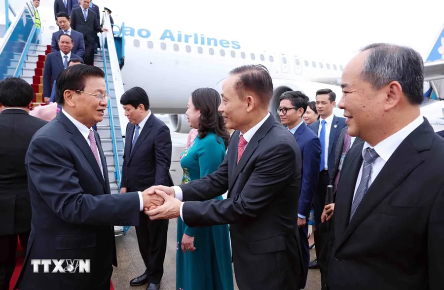 Bí thư Trung ương Đảng, Trưởng ban Đối ngoại Trung ương Lê Hoài Trung đón Tổng Bí thư, Chủ tịch nước Lào Thongloun Sisoulith và Phu nhân tại sân bay quốc tế Nội Bài. Ảnh: TTXVN tong-bi-thu-chu-tich-nuoc-lao-tham-viet-nam (3).jpg