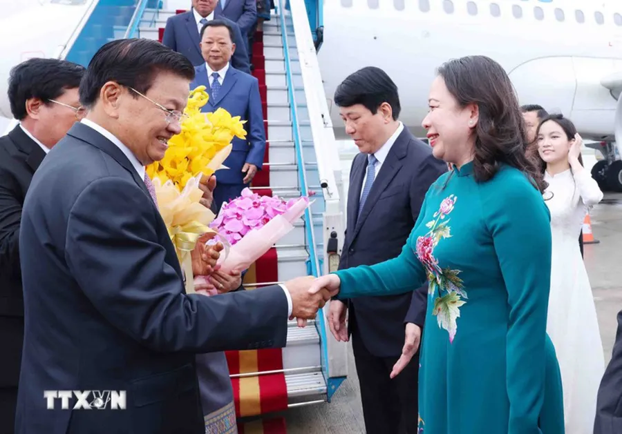 Phó Chủ tịch nước Võ Thị Ánh Xuân đón Tổng Bí thư, Chủ tịch nước Lào Thongloun Sisoulith và Phu nhân tại sân bay quốc tế Nội Bài. Ảnh: TTXVN tong-bi-thu-chu-tich-nuoc-lao-tham-viet-nam (4).jpg