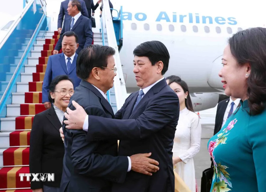 Ủy viên Bộ Chính trị, Thường trực Ban Bí thư Lương Cường đón Tổng Bí thư, Chủ tịch nước Lào Thongloun Sisoulith cùng Phu nhân tại sân bay quốc tế Nội Bài. Ảnh: TTXVN Tổng Bí thư, Chủ tịch nước Lào đã đến Hà Nội, bắt đầu chuyến thăm cấp Nhà nước tới Việt Nam