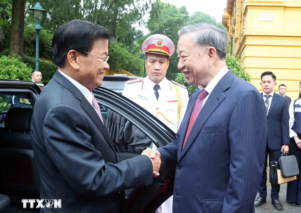 Tổng Bí thư, Chủ tịch nước Tô Lâm và Phu nhân đón Tổng Bí thư, Chủ tịch nước Lào Thongloun Sisoulith và Phu nhân. Ảnh: TTXVN tong-bi-thu-chu-tich-nuoc-to-lam-chu-tri-le-don-tong-bi-thu-chu-tich-nuoc-lao-voi-nghi-thuc-cao-nhat (2).jpg