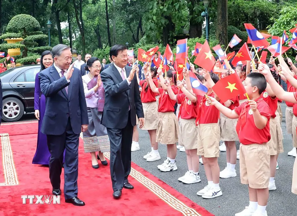 Tổng Bí thư, Chủ tịch nước Tô Lâm và Phu nhân cùng Tổng Bí thư, Chủ tịch nước Lào Thongloun Sisoulith với thiếu nhi Thủ đô Hà Nội. Ảnh: TTXVN tong-bi-thu-chu-tich-nuoc-to-lam-chu-tri-le-don-tong-bi-thu-chu-tich-nuoc-lao-voi-nghi-thuc-cao-nhat (3).jpg