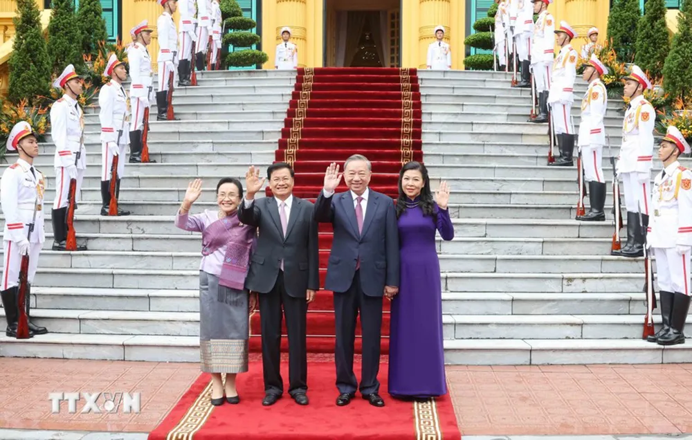 Tổng Bí thư, Chủ tịch nước Tô Lâm và Phu nhân cùng Tổng Bí thư, Chủ tịch nước Lào Thongloun Sisoulith và Phu nhân tại Lễ đón. Ảnh: TTXVN tong-bi-thu-chu-tich-nuoc-to-lam-chu-tri-le-don-tong-bi-thu-chu-tich-nuoc-lao-voi-nghi-thuc-cao-nhat (4).jpg