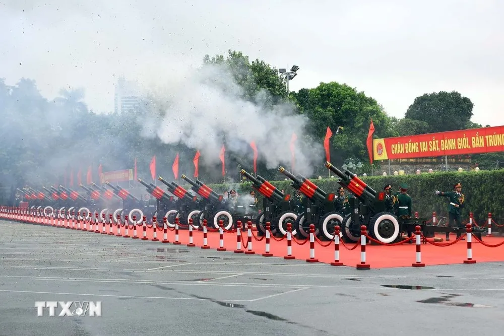 Nghi thức bắn 21 loạt đại bác chào mừng Tổng Bí thư, Chủ tịch nước Lào Thongloun Sisoulith cùng Phu nhân thăm cấp Nhà nước tới Việt Nam. Ảnh: TTXVN tong-bi-thu-chu-tich-nuoc-to-lam-chu-tri-le-don-tong-bi-thu-chu-tich-nuoc-lao-voi-nghi-thuc-cao-nhat (5).jpg