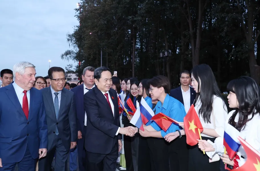 Lễ tiễn Chủ tịch Quốc hội Trần Thanh Mẫn và Đoàn đại biểu cấp cao Quốc hội Việt Nam tại sân bay Vnukovo, thủ đô Moskva, Liên Bang Nga. Ảnh: TTXVN chu-tich-quoc-hoi-tran-thanh-man-le-tien-6-6288.jpg
