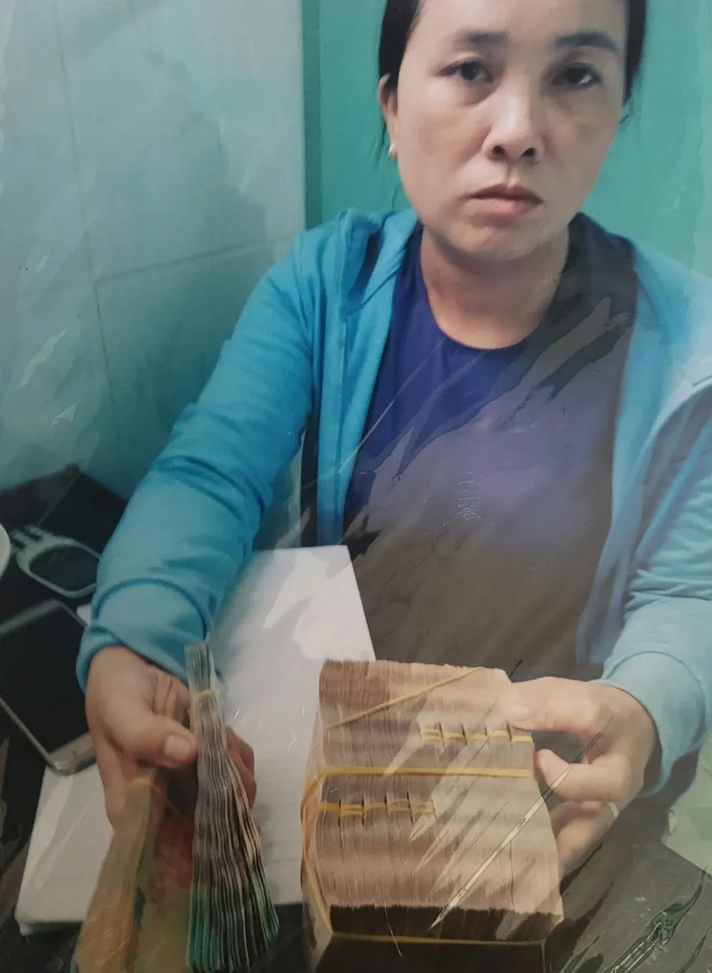 Thời điểm Bảy nhận tiền từ bị hại. Ảnh: NDCC Cựu phó chủ tịch Hội chữ thập đỏ tỉnh Bình Dương lừa gần 1,5 tỉ đồng
