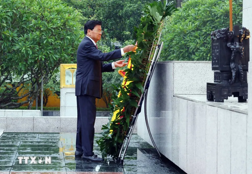 Tổng Bí thư, Chủ tịch nước Lào Thongloun Sisoulith đặt vòng hoa tưởng niệm các Anh hùng liệt sỹ tại Ðài tưởng niệm các Anh hùng liệt sỹ. Ảnh: TTXVN Tổng Bí thư, Chủ tịch nước Lào vào Lăng viếng Chủ tịch Hồ Chí Minh