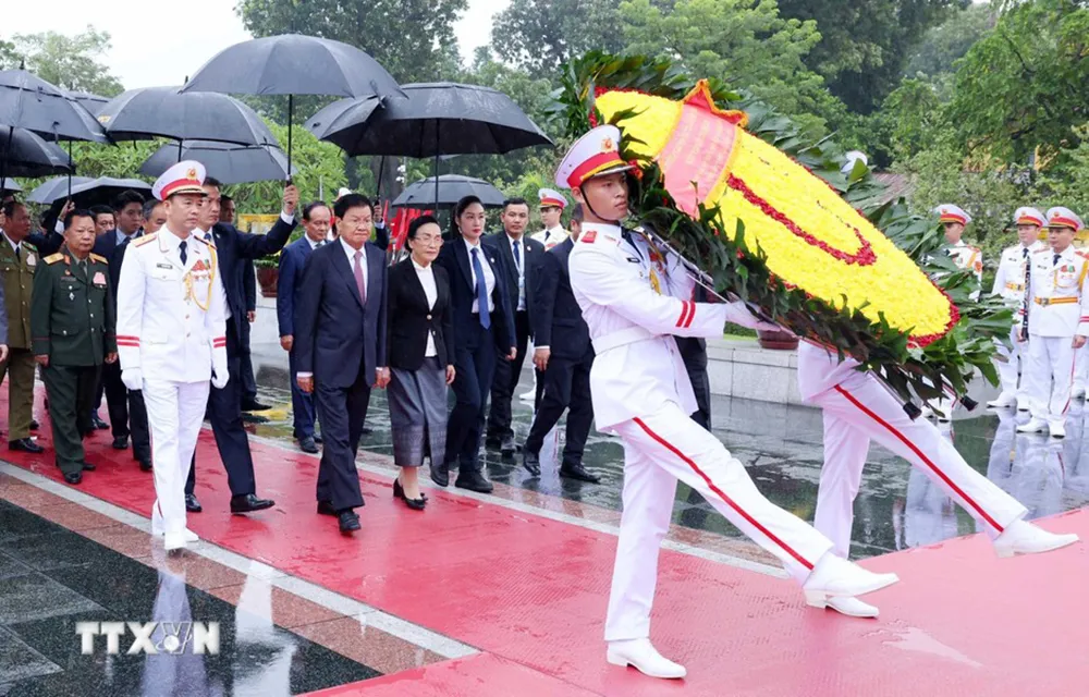 Tổng Bí thư, Chủ tịch nước Lào Thongloun Sisoulith cùng Phu nhân đến đặt vòng hoa tưởng niệm các Anh hùng liệt sỹ tại Ðài tưởng niệm các Anh hùng liệt sỹ. Ảnh: TTXVN tong-bi-thu-chu-tich-nuoc-lao-vao-lang-vieng-cac-anh-hung-liet-sy.jpg