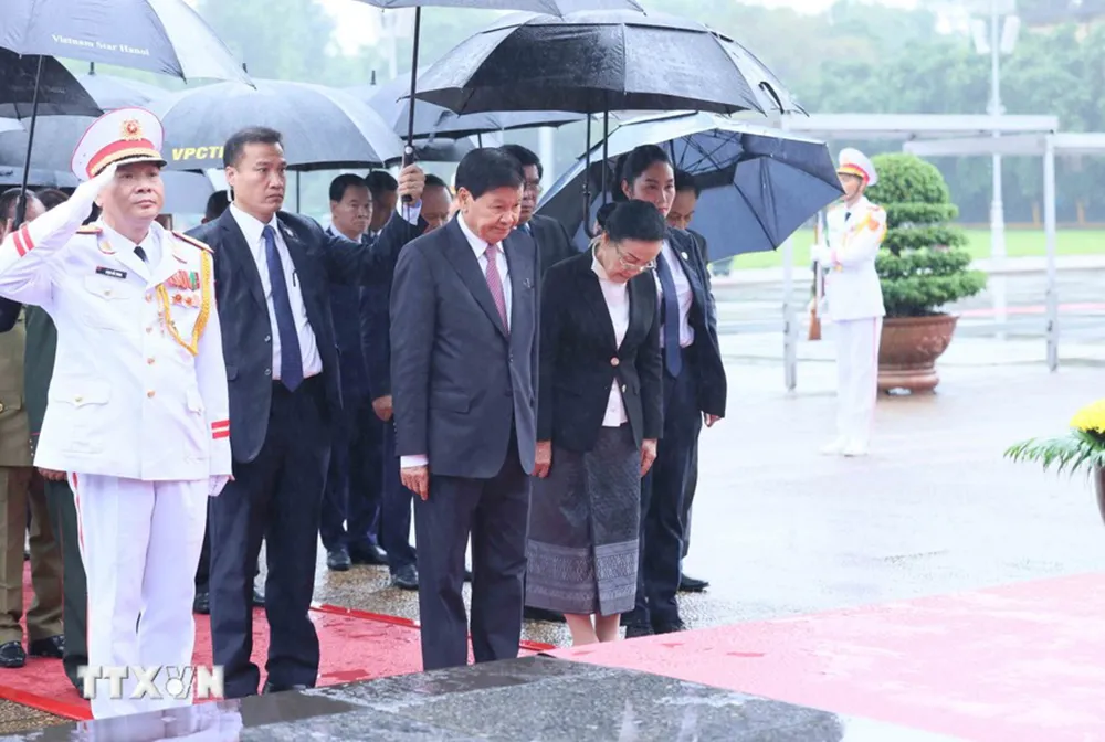 Tổng Bí thư, Chủ tịch nước Lào Thongloun Sisoulith cùng Phu nhân đặt vòng hoa và vào lăng viếng Chủ tịch Hồ Chí Minh. Ảnh: TTXVN tong-bi-thu-chu-tich-nuoc-lao-vao-lang-vieng-chu-tich-ho-chi-minh.jpg