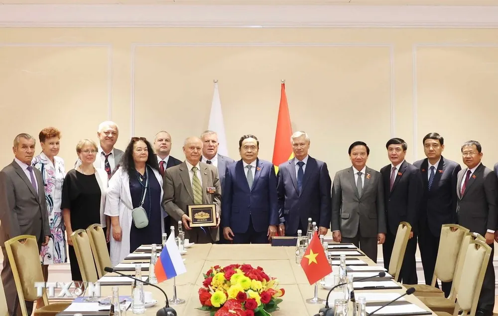 Chủ tịch Quốc hội Trần Thanh Mẫn cùng đoàn Hội Hữu nghị Nga-Việt và Hội Cựu chiến binh Nga từng chiến đấu tại Việt Nam chụp ảnh chung. Ảnh: TTXVN tran-thanh-man-tham-nga.jpg