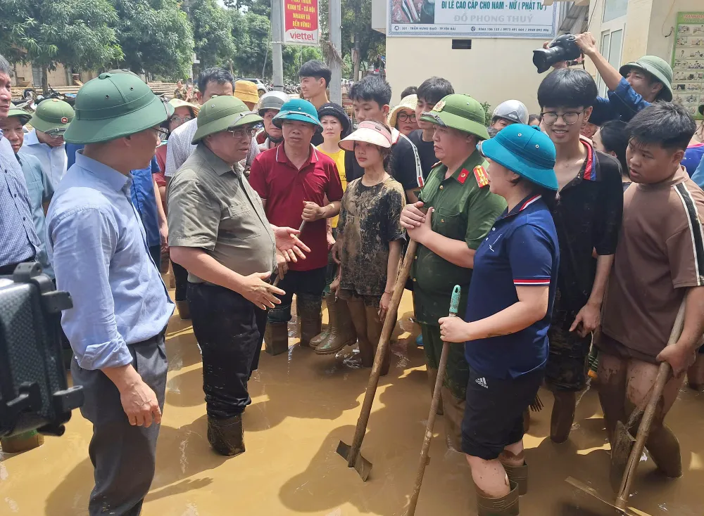 Thủ tướng Phạm Minh Chính thăm hỏi tình hình khắc phục hậu quả mưa lũ tại Trường THPT Lý Thường Kiệt, TP Yên Bái. Ảnh: VGP Thủ tướng Phạm Minh Chính tới Yên Bái chỉ đạo ứng phó, khắc phục hậu quả mưa lũ, thiên tai