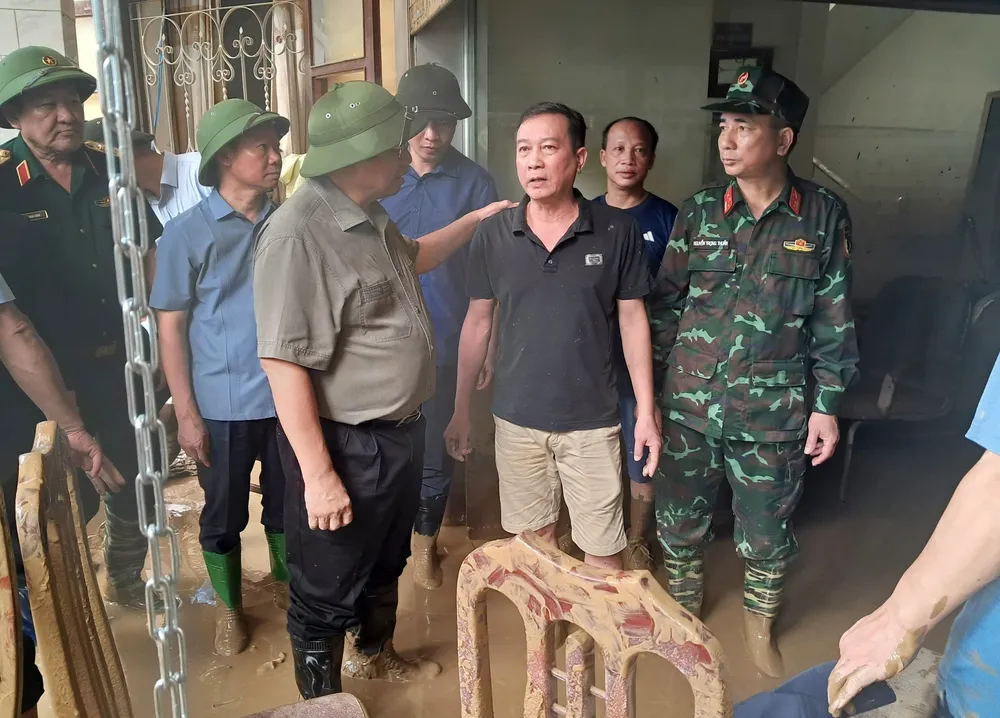 Thủ tướng Phạm Minh Chính trao đổi với cán bộ Công ty Lương thực Yên Bái, thuộc Tổng công ty Lương thực miền Bắc. Ảnh: VGP thu-tuong-toi-yen-bai-chi-dao-ung-pho-khac-phuc-hau-qua-mua-lu-thien-tai-2.jpg