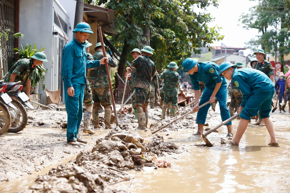 Quân đội, công an, thanh niên, phụ nữ... đang huy động tối đa lực lượng dọn dẹp, vệ sinh môi trường. Ảnh: VGP thu-tuong-toi-yen-bai-chi-dao-ung-pho-khac-phuc-hau-qua-mua-lu-thien-tai-4.jpg