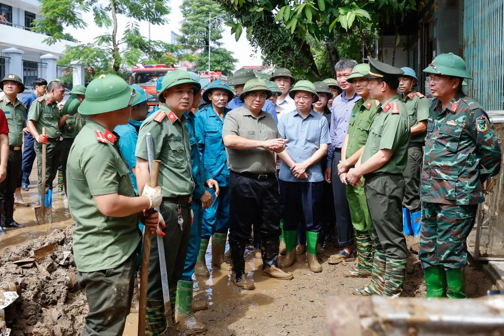 Thủ tướng thăm hỏi, động viên cán bộ, chiến sĩ quân đội, công an và các lực lượng chức năng đang khắc phục hậu quả của cơn bão số 3 tại Yên Bái. Ảnh: Nhật Bắc thu-tuong-toi-yen-bai-chi-dao-ung-pho-khac-phuc-hau-qua-mua-lu-thien-tai-5.jpg