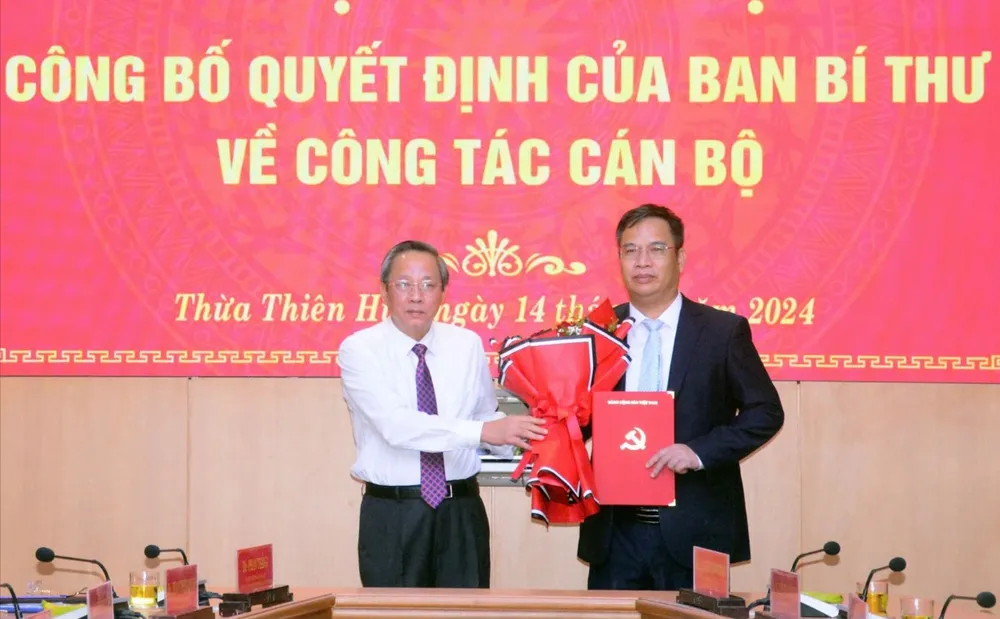 Phó Trưởng ban Thường trực Ban Tổ chức Trung ương Hoàng Đăng Quang (trái) trao Quyết định của Ban Bí thư cho ông Phạm Đức Tiến. Ảnh: VGP ahh-dc-quang-trao-quyet-dinh-17263027559211304389292.jpg