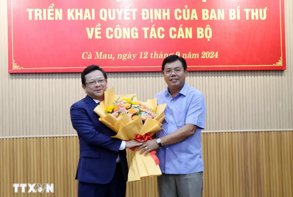Bí thư Tỉnh ủy, Chủ tịch HĐND tỉnh Cà Mau Nguyễn Tiến Hải tặng hoa chúc mừng ông Nguyễn Đức Hiển. Ảnh: TTXVN Nhân sự tuần qua: Điều động, bổ nhiệm, phê chuẩn nhân sự 7 tỉnh, thành