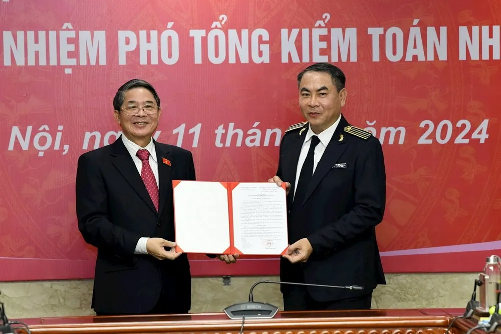 Phó Chủ tịch Quốc hội Nguyễn Đức Hải trao Nghị quyết và chúc mừng tân Phó Tổng Kiểm toán nhà nước Trần Minh Khương. Ảnh: BÁO KIỂM TOÁN ong-tran-minh-khuong-1109-75.jpg
