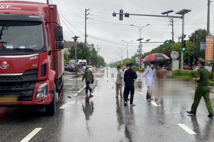 Đoạn đường xảy ra vụ tai nạn thương tâm. Hai vợ chồng tử vong sau va chạm với 2 xe tải