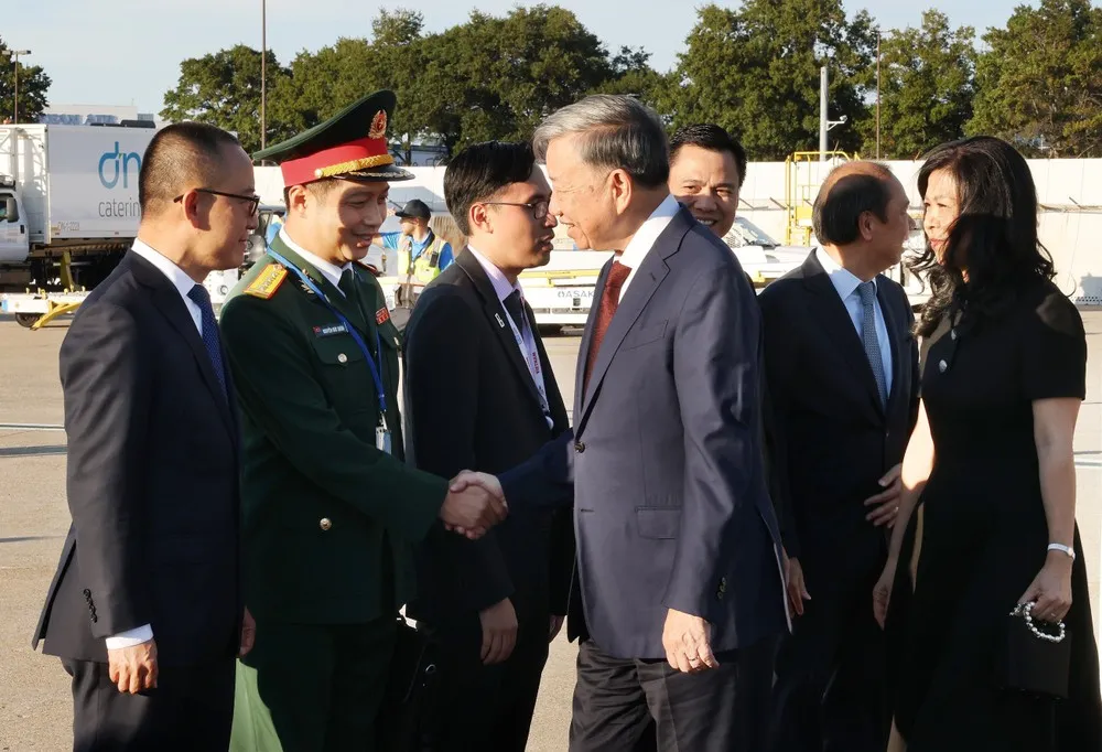 Các đại biểu đón Tổng Bí thư, Chủ tịch nước Tô Lâm và Phu nhân cùng đoàn đại biểu cấp cao Việt Nam tại Sân bay quốc tế J.F Kennedy. Ảnh: TTXVN 1-tong-bi-thu-to-lam-da-den-my.jpg