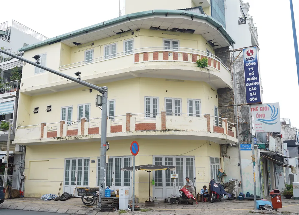 Nghị định 84 sẽ giúp TP khai thác nhà đất công đang để trống do vướng cơ chế, giúp tăng nguồn thu cho ngân sách, giảm lãng phí tài sản nhà nước. Trong ảnh: Căn nhà 570 Võ Văn Kiệt (phường Cầu Kho, quận 1) đang bỏ trống gây lãng phí. Ảnh: THUẬN VĂN Từ 'đòn bẩy' phân cấp, TP.HCM phát huy tối đa nội lực để phát triển nghị định 84