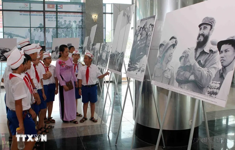 Học sinh Quảng Trị tham quan trưng bày triển lãm ảnh nhân kỷ niệm 45 năm lãnh tụ Cuba Fidel Castro thăm vùng giải phóng miền Nam Việt Nam năm 2018. Ảnh: TTXVN viet-nam-cuba-hon-6-thap-ky-nang-nghia-tinh (1).jpg