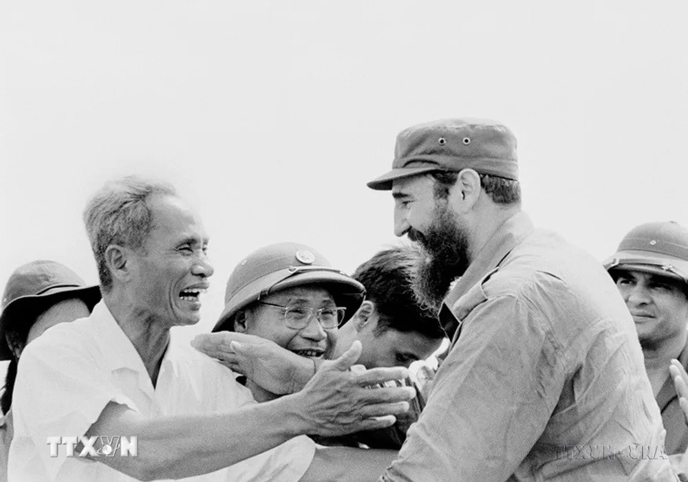 Thủ tướng Cuba Fidel Castro cùng Thủ tướng Phạm Văn Đồng trong cuộc mít tinh của nhân dân Quảng Trị chào mừng Đoàn đến thăm vùng Giải phóng miền Nam Việt Nam, ngày 15-9-1973. Ảnh: TTXVN viet-nam-cuba-hon-6-thap-ky-nang-nghia-tinh (2).jpg