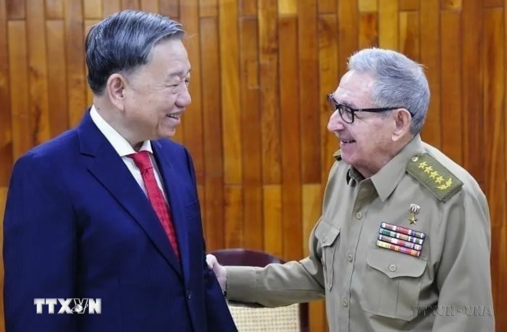 Đại tướng Raúl Castro Ruz tiếp Bộ trưởng Công an Tô Lâm (nay là Tổng Bí thư, Chủ tịch nước) trong chuyến thăm chính thức Cuba năm 2022. Ảnh: TTXVN viet-nam-cuba-hon-6-thap-ky-nang-nghia-tinh (3).jpg