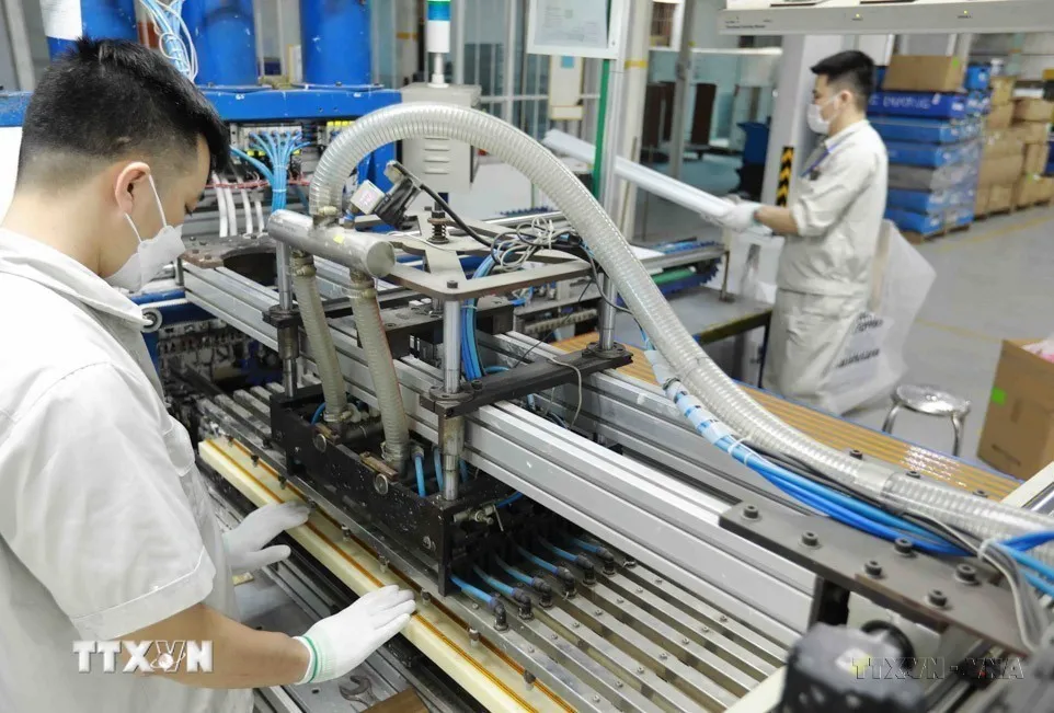 Công ty Cổ phần Bóng đèn phích nước Rạng Đông (Hà Nội) sản xuất sản phẩm bóng đèn và phích nước cung cấp thị trường trong nước và xuất khẩu sang thị trường Brazil, Mỹ, Cuba và Bolivia. Ảnh: TTXVN viet-nam-cuba-hon-6-thap-ky-nang-nghia-tinh (5).jpg