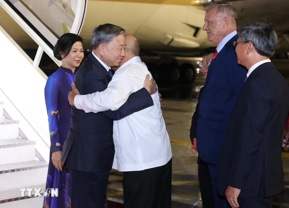 Ủy viên Bộ Chính trị, Thường trực Ban Bí thư Đảng Cộng sản Cuba Roberto Morales Ojeda đón Tổng Bí thư, Chủ tịch nước Tô Lâm và Phu nhân tại Sân bay Quốc tế José Martí, thủ đô La Habana. Ảnh: TTXVN tong-bi-thu-chu-tich-nuoc-to-lam-va-phu-nhan-da-den-la-habana-bat-dau-tham-cuba-1.jpg