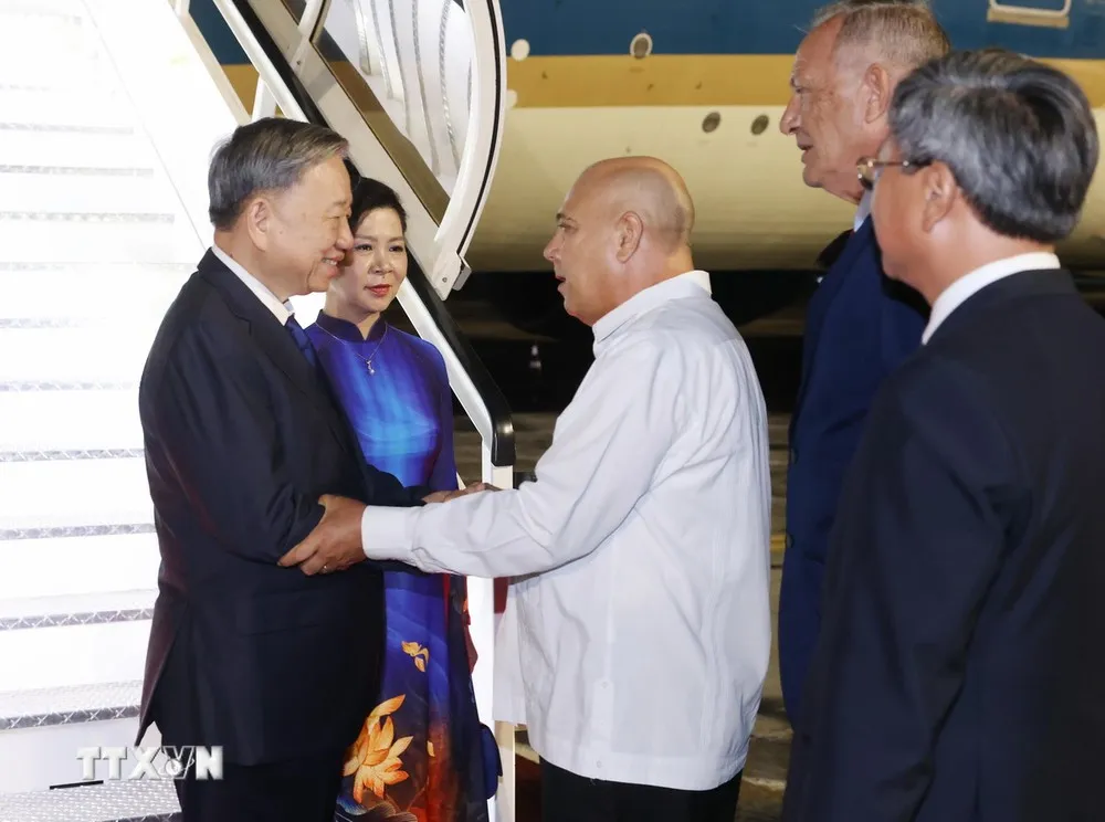 Ủy viên Bộ Chính trị, Thường trực Ban Bí thư Đảng Cộng sản Cuba Roberto Morales Ojeda đón Tổng Bí thư, Chủ tịch nước Tô Lâm và Phu nhân tại Sân bay Quốc tế José Martí, thủ đô La Habana. Ảnh: TTXVN tong-bi-thu-chu-tich-nuoc-to-lam-va-phu-nhan-da-den-la-habana-bat-dau-tham-cuba-2.jpg