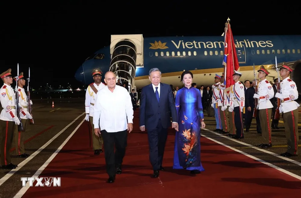 Ủy viên Bộ Chính trị, Thường trực Ban Bí thư Đảng Cộng sản Cuba Roberto Morales Ojeda đón Tổng Bí thư, Chủ tịch nước Tô Lâm và Phu nhân tại Sân bay Quốc tế José Martí, thủ đô La Habana. Ảnh: TTXVN tong-bi-thu-chu-tich-nuoc-to-lam-va-phu-nhan-da-den-la-habana-bat-dau-tham-cuba-3.jpg