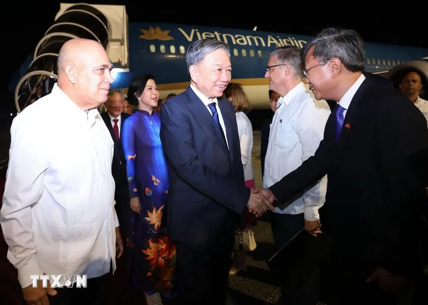Tổng Bí thư, Chủ tịch nước Tô Lâm và Phu nhân với các đại biểu đón đoàn tại Sân bay Quốc tế José Martí, thủ đô La Habana. Ảnh: TTXVN Tổng Bí thư, Chủ tịch nước Tô Lâm và Phu nhân đã đến La Habana, bắt đầu thăm Cuba