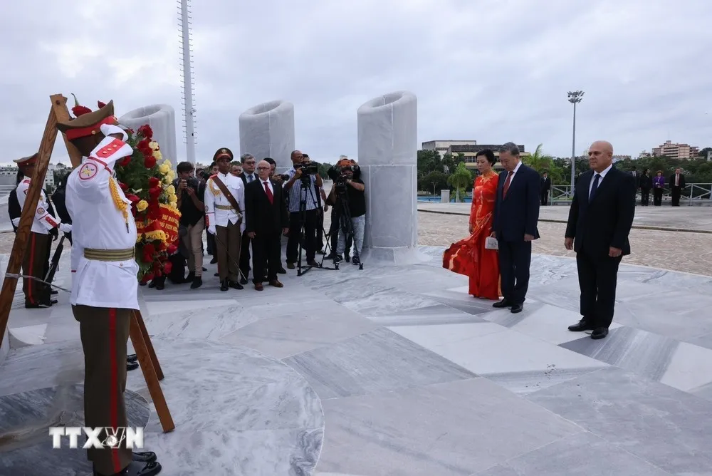 Tổng Bí thư, Chủ tịch nước Tô Lâm và Phu nhân đặt hoa tưởng niệm Anh hùng dân tộc Cuba Jose Marti. Ảnh: TTXVN Những hoạt động đầu tiên của Tổng Bí thư, Chủ tịch nước Tô Lâm tại Cuba