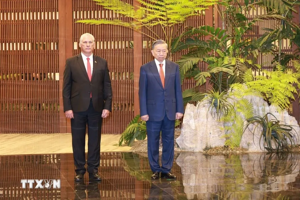 Tổng Bí thư, Chủ tịch nước Tô Lâm và Bí thư thứ nhất Đảng Cộng sản Cuba, Chủ tịch Cuba Miguel Díaz-Canel Bermudez thực hiện nghi lễ chào cờ. Ảnh: TTXVN cuba-don-tong-bi-thu-chu-tich-nuoc-to-lam-voi-nghi-thuc-trong-the-nhat.jpg