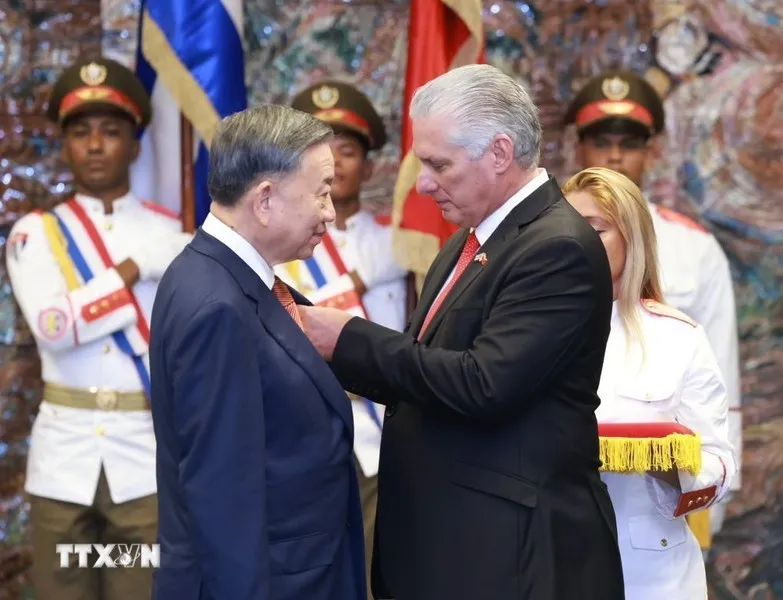 Bí thư thứ nhất Đảng Cộng sản Cuba, Chủ tịch Cuba Miguel Diaz Canel Bermudez trao tặng Huân chương Jose Marti cho Tổng Bí thư, Chủ tịch nước Tô Lâm. Ảnh: TTXVN cuba-trao-huan-chuong-cao-quy-cho-tong-bi-thu-chu-tich-nuoc-to-lam-1.jpg
