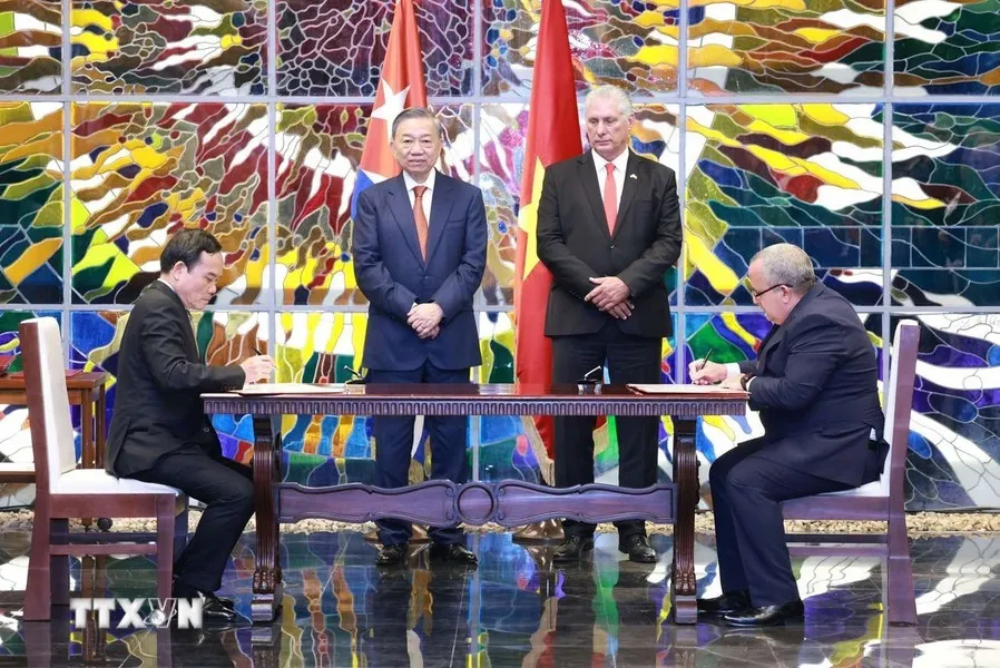 Tổng Bí thư, Chủ tịch nước Tô Lâm và Bí thư thứ nhất, Chủ tịch nước Miguel Díaz-Canel Bermúdez chứng kiến lễ ký kết thỏa thuận hợp tác giữa Ban Kinh tế Trung ương Đảng Cộng sản Việt Nam và Ban Kinh tế và Sản xuất Trung ương Đảng Cộng sản Cuba. Ảnh: TTXVN ky-van-kien-viet-nam-cuba.jpg