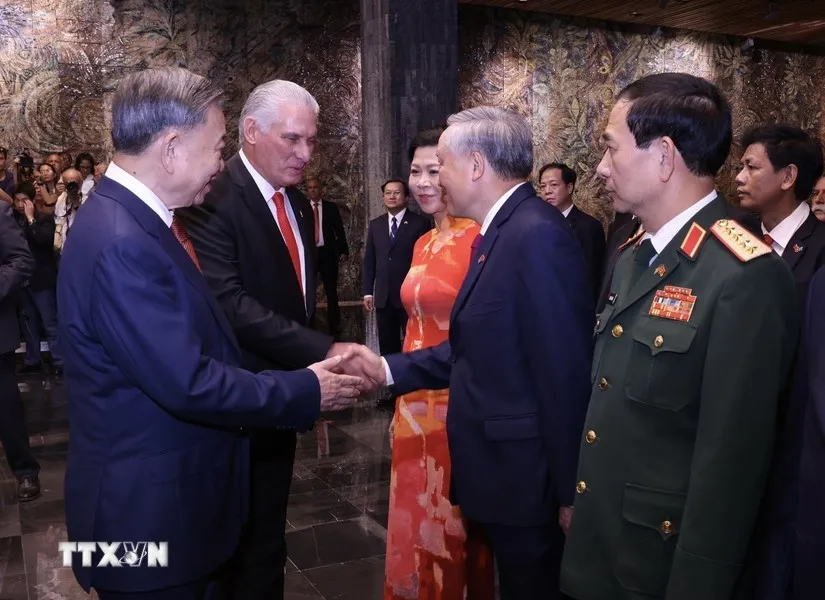 Tổng Bí thư, Chủ tịch nước Tô Lâm giới thiệu với Bí thư thứ nhất Đảng Cộng sản Cuba, Chủ tịch Cuba Miguel Díaz-Canel Bermudez các thành viên Đoàn cấp cao Việt Nam. Ảnh: TTXVN le-don-trong-the-tong-bi-thu-chu-tich-nuoc-to-lam-cuba-1.jpg