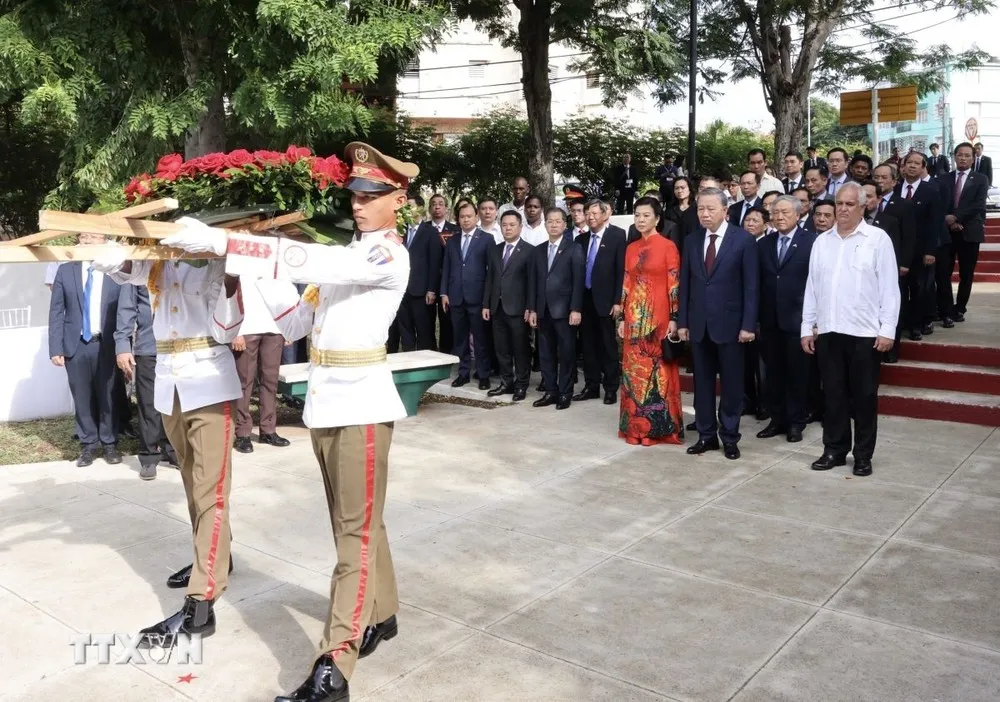 Tổng Bí thư, Chủ tịch nước Tô Lâm và phu nhân dâng hoa tại Tượng đài Chủ tịch Hồ Chí Minh ở Thủ đô La Habana, Cuba. Ảnh: TTXVN tong-bi-thu-chu-tich-nuoc-to-lam-dat-vong-hoa-tai-tuong-dai-bac-ho-o-la-habana.jpg