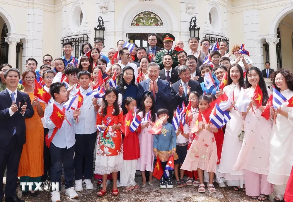 Tổng Bí thư, Chủ tịch nước Tô Lâm và Phu nhân với cán bộ, nhân viên Đại sứ quán và cộng đồng người Việt Nam tại Cuba. Ảnh: TTXVN tong-bi-thu-chu-tich-nuoc-to-lam-noi-ve-tinh-huu-nghi-dac-biet-viet-nam-cuba-2.jpg