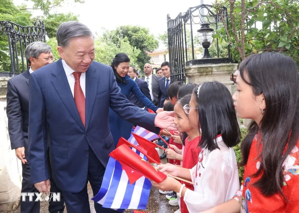 Tổng Bí thư, Chủ tịch nước Tô Lâm và Phu nhân với thiếu nhi Việt Nam tại Cuba. Ảnh: TTXVN Tổng Bí thư, Chủ tịch nước Tô Lâm nói về tình hữu nghị đặc biệt Việt Nam - Cuba