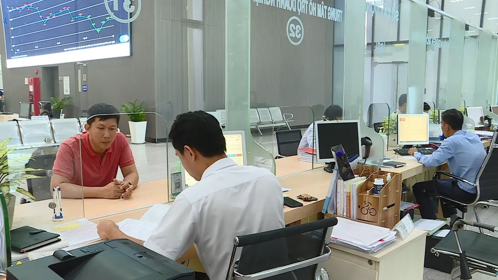 Người dân ở Bình Dương đang làm thủ tục hành chính. Ảnh: LÊ ÁNH trung-tam-hanh-chinh-cong-binh-duong.jpg