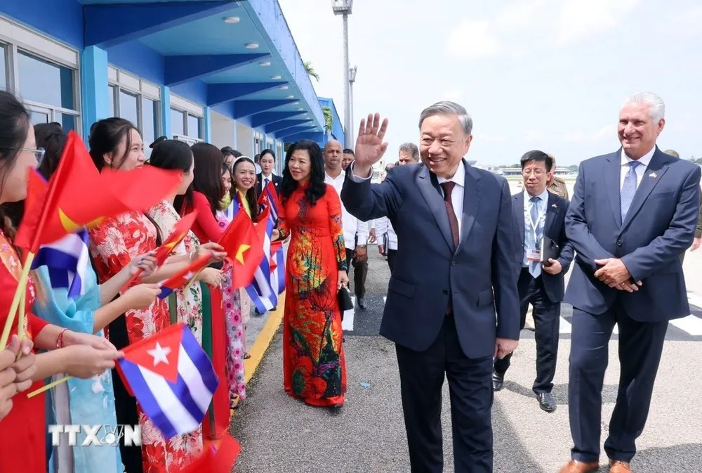 Lễ tiễn Tổng Bí thư, Chủ tịch nước Tô Lâm và Phu nhân tại Sân bay quốc tế Jose Marti ở thủ đô La Habana. Ảnh: LÂM KHÁNH ong-bi-thu-chu-tich-nuoc-to-lam-va-phu-nhan-roi-la-habana-ket-thuc-tot-chuyen-tham-cuba-3.jpg