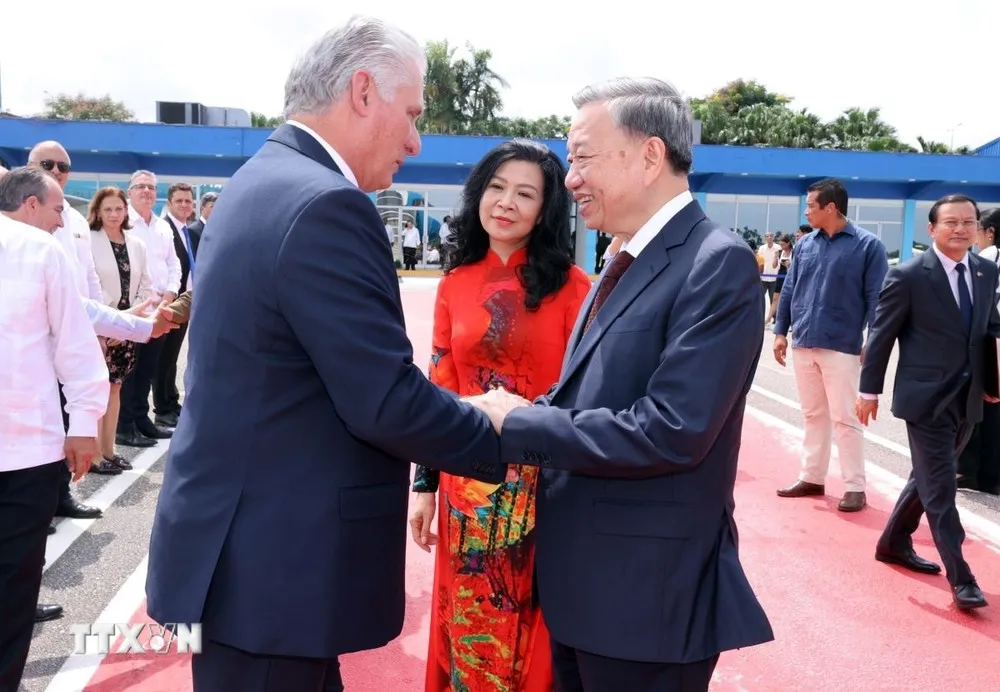 Bí thư thứ nhất Đảng Cộng sản Cuba, Chủ tịch Cuba Miguel Diaz Canel Bermudez tiễn Tổng Bí thư, Chủ tịch nước Tô Lâm và phu nhân tại Sân bay quốc tế Jose Marti ở thủ đô La Habana. Ảnh: TTXVN ong-bi-thu-chu-tich-nuoc-to-lam-va-phu-nhan-roi-la-habana-ket-thuc-tot-chuyen-tham-cuba.jpg
