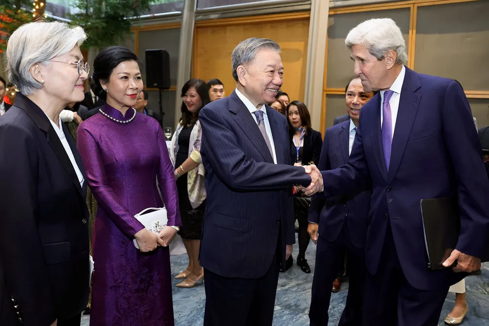 Tổng Bí thư, Chủ tịch nước Tô Lâm và Phu nhân cùng cựu Ngoại trưởng John Kerry và Chủ tịch Asia Society Kang Kyung Wha tại sự kiện. Ảnh: TTXVN tong-bi-thu-to-lam-tai-buoi-ky-niem-1-nam-doi-tac-chien-luoc-toan-dien.jpg