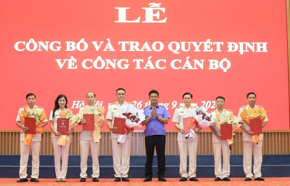 Viện trưởng VKSND tối cao Nguyễn Huy Tiến trao quyết định và tặng hoa chúc mừng bảy cán bộ được điều động, bổ nhiệm giữ chức vụ lãnh đạo, quản lý cấp Vụ. Ảnh: VKSNDTC Nhân sự tuần qua: Ban Bí thư điều động, chỉ định nhân sự mới ở Cần Thơ, Đắk Nông